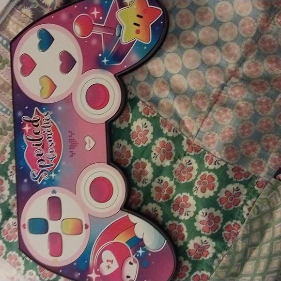 spoiled lips cosmetics - Picture 1 of 3